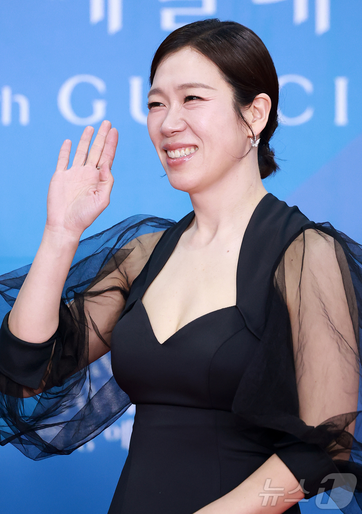 (서울=뉴스1) 김진환 기자 = 배우 염혜란이 5일 오후 서울 강남구 코엑스에서 열린 '61회 백상예술대상' 레드카펫에서 포즈를 취하고 있다. 2025.5.5/뉴스1