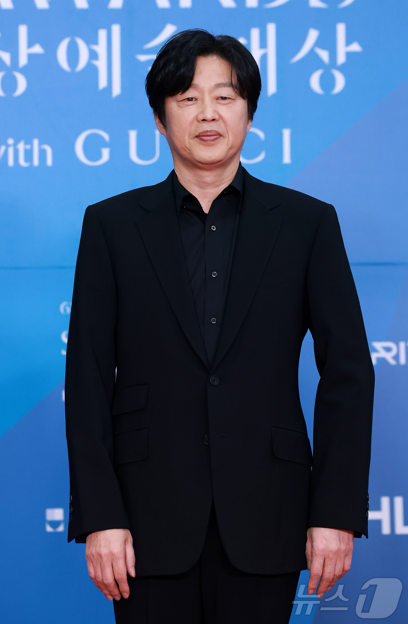 (서울=뉴스1) 김진환 기자 = 배우 겸 연출가 김희원이 5일 오후 서울 강남구 코엑스에서 열린 '61회 백상예술대상' 레드카펫에서 포즈를 취하고 있다. 2025.5.5/뉴스1