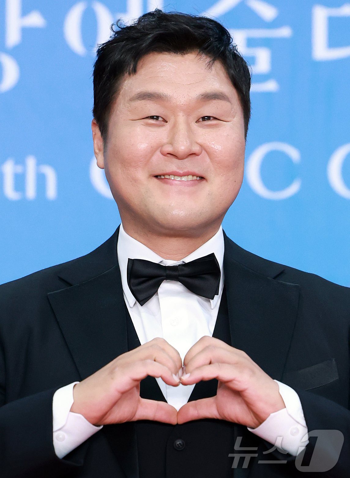 (서울=뉴스1) 김진환 기자 = 배우 윤경호가 5일 오후 서울 강남구 코엑스에서 열린 '61회 백상예술대상' 레드카펫에서 포즈를 취하고 있다. 2025.5.6/뉴스1