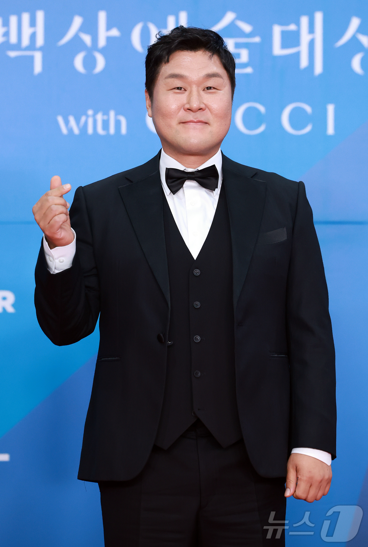 (서울=뉴스1) 김진환 기자 = 배우 윤경호가 5일 오후 서울 강남구 코엑스에서 열린 '61회 백상예술대상' 레드카펫에서 포즈를 취하고 있다. 2025.5.6/뉴스1