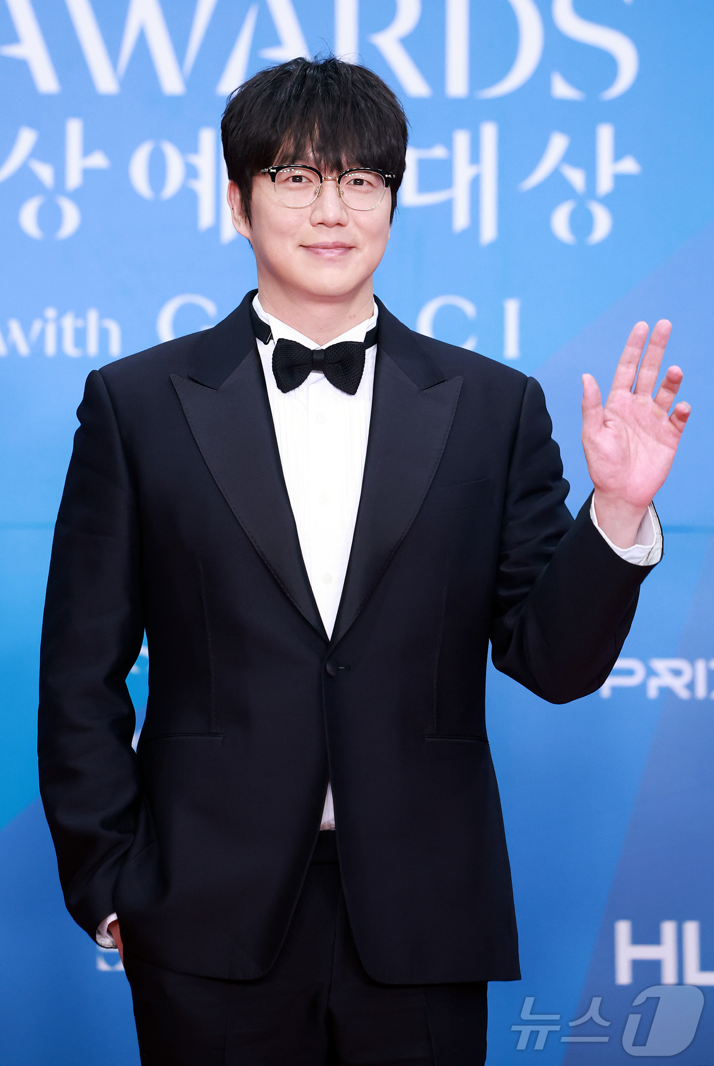 (서울=뉴스1) 김진환 기자 = 가수 성시경이 5일 오후 서울 강남구 코엑스에서 열린 '61회 백상예술대상' 레드카펫에서 포즈를 취하고 있다. 2025.5.6/뉴스1