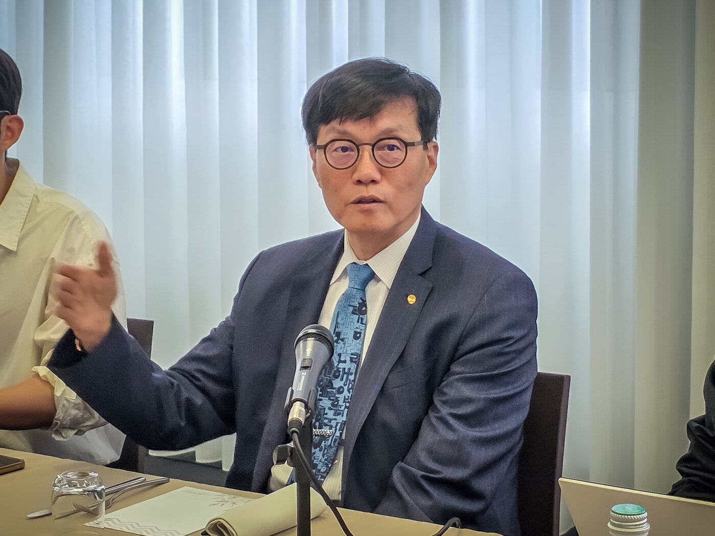 본문 이미지 - 이창용 한국은행 총재가 5일&#40;현지시간&#41; 오전 아시아개발은행&#40;ADB&#41; 연차 총회 참석차 방문한 이탈리아 밀라노에서 국내 기자단과 간담회를 가지고 있다.&#40;한국은행 제공&#41;