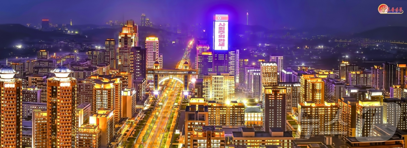 (평양 노동신문=뉴스1) = 북한 노동당 기관지 노동신문은 6일 "우리 평양이 환희로운 새집들이 계절을 또다시 맞이했다"라면서 주민들의 평양 화성지구 3단계 1만 세대 살림집(주택 …