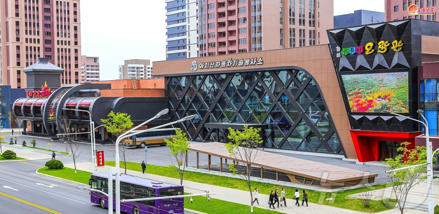 (평양 노동신문=뉴스1) = 북한 노동당 기관지 노동신문은 6일 "우리 평양이 환희로운 새집들이 계절을 또다시 맞이했다"라면서 주민들의 평양 화성지구 3단계 1만 세대 살림집(주택 …