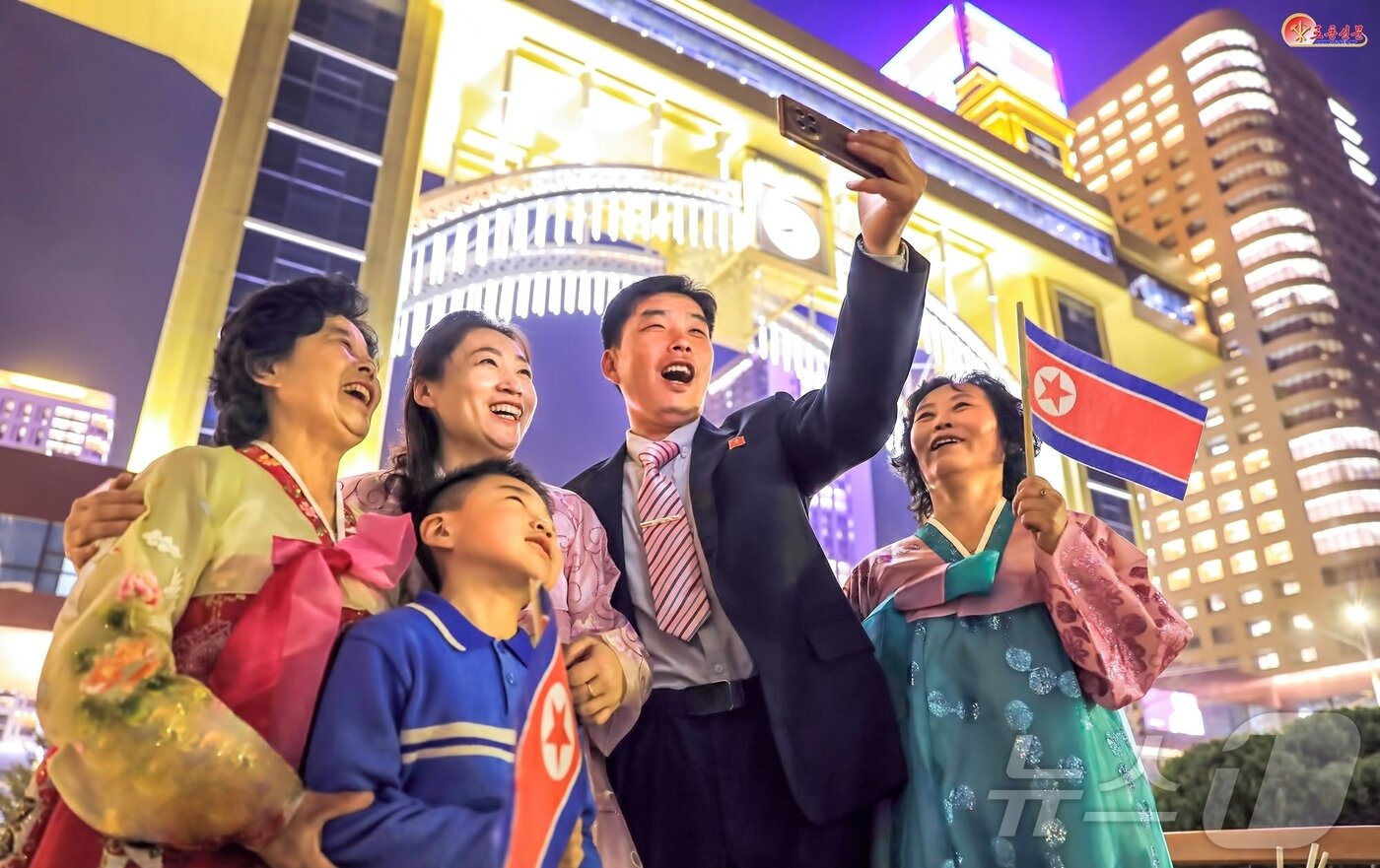 본문 이미지 - &#40;평양 노동신문=뉴스1&#41; = 북한 노동당 기관지 노동신문은 6일 &#34;우리 평양이 환희로운 새집들이 계절을 또다시 맞이했다＂라면서 주민들의 평양 화성지구 3단계 1만 세대 살림집&#40;주택&#41; 입사 소식을 전했다. [국내에서만 사용가능. 재배포 금지. DB 금지. For Use Only in the Republic of Korea. Redistribution Prohibited] rodongphoto@news1.kr