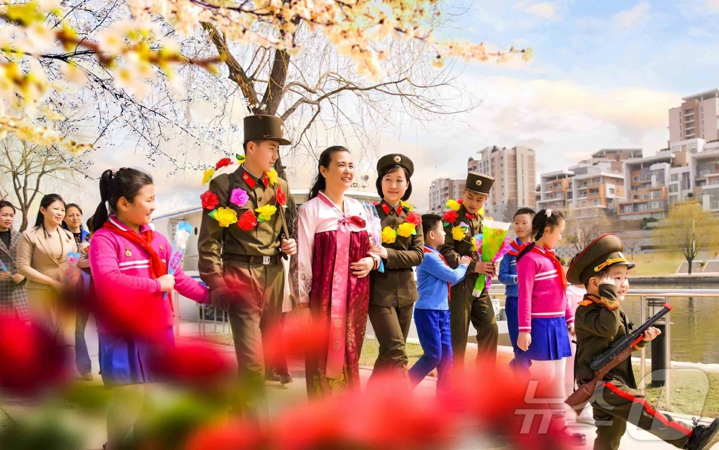 (평양 노동신문=뉴스1) = 북한 노동당 기관지 노동신문은 6일 "각지의 고급중학교(고등학교) 졸업생들이 학창 시절을 마치고 우리의 사상과 제도, 사랑하는 조국을 무장으로 옹위해 …