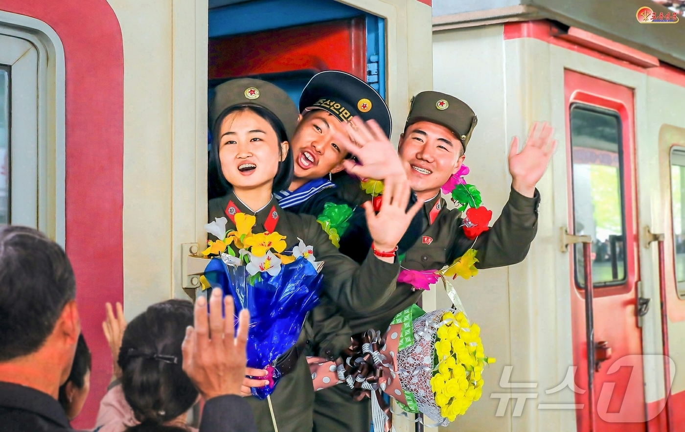 (평양 노동신문=뉴스1) = 북한 노동당 기관지 노동신문은 6일 "각지의 고급중학교(고등학교) 졸업생들이 학창 시절을 마치고 우리의 사상과 제도, 사랑하는 조국을 무장으로 옹위해 …