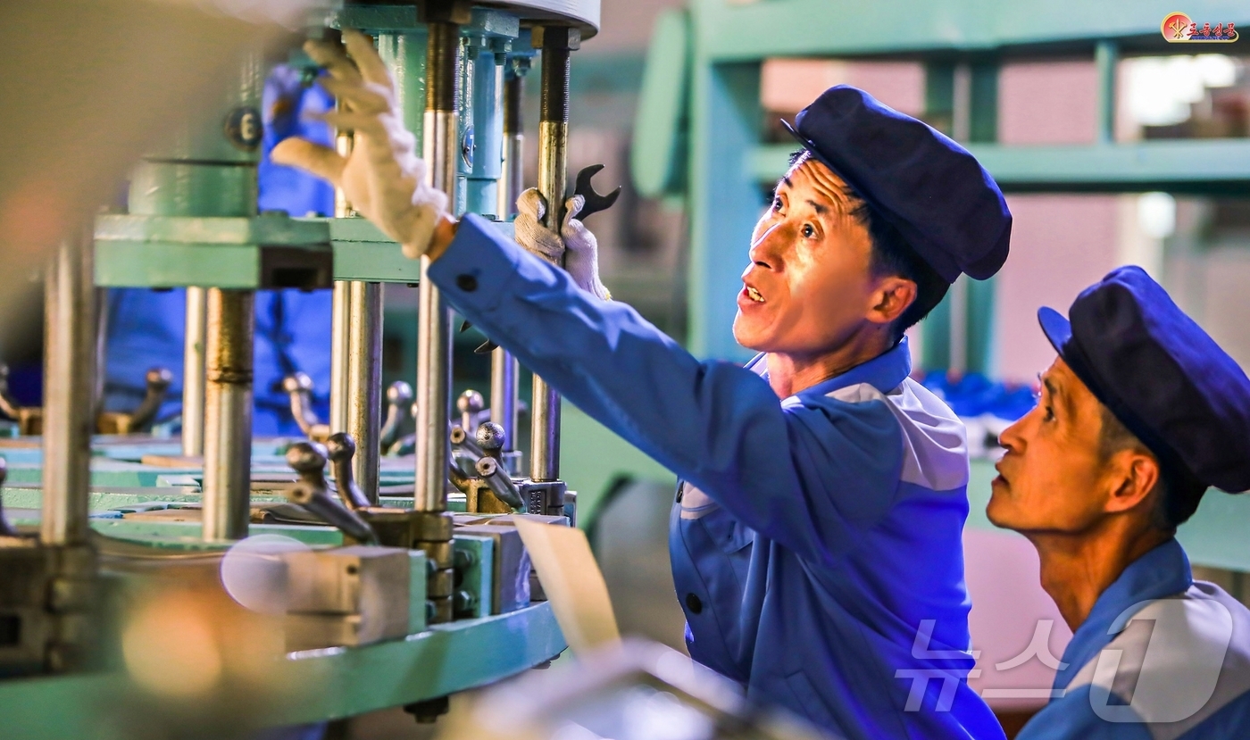 (평양 노동신문=뉴스1) = 북한 노동당 기관지 노동신문은 6일 류원신발공장에서 "생산 정상화를 위해 성실한 노력과 깨끗한 양심을 바쳐가고 있다"라고 보도했다. [국내에서만 사용가 …