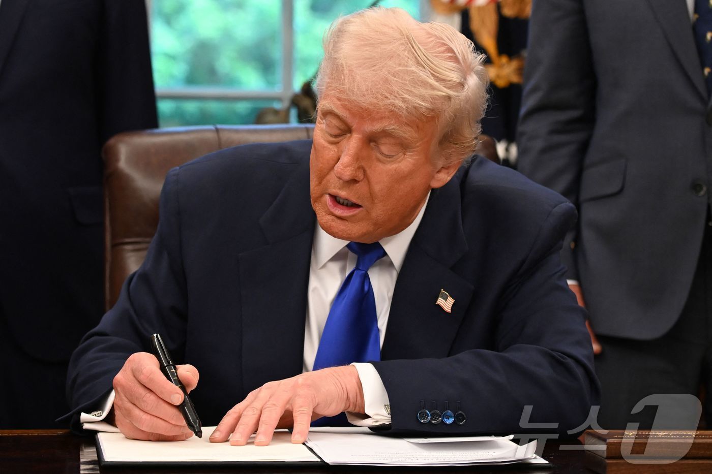 (워싱턴 AFP=뉴스1) 우동명 기자 = 도널드 트럼프 미국 대통령이 5일(현지시간) 워싱턴 백악관에서 의약품 제조 촉진 관련 행정명령에 서명을 하고 있다. 2025.05.06ⓒ …