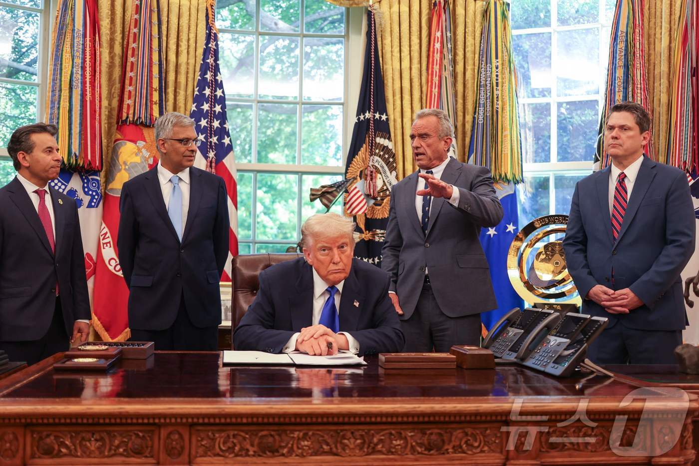 (워싱턴 AFP=뉴스1) 우동명 기자 = 도널드 트럼프 미국 대통령이 5일(현지시간) 워싱턴 백악관에서 열린 의약품 제조 촉진 관련 행정명령 서명식에 로버트 케네디 주니어 보건복지 …