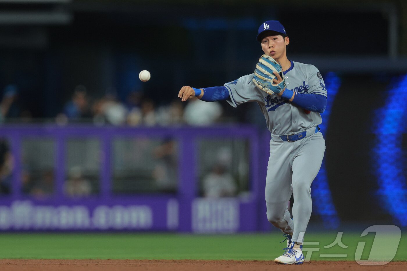 본문 이미지 - 김혜성이 6일&#40;한국시간&#41; 열린 LA 다저스-마이애미 말린스전에서 메이저리그 첫 선발 출전 기회를 얻었다. ⓒ 로이터=뉴스1
