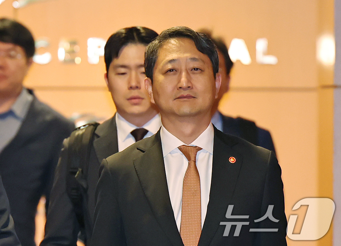 (인천공항=뉴스1) 장수영 기자 = 안덕근 산업통상자원부 장관이 6일 오전 인천국제공항 제1터미널에서 체코 두코바니 신규 원전 계약 체결을 위해 출국하고 있다.정부와 국회 등으로 …