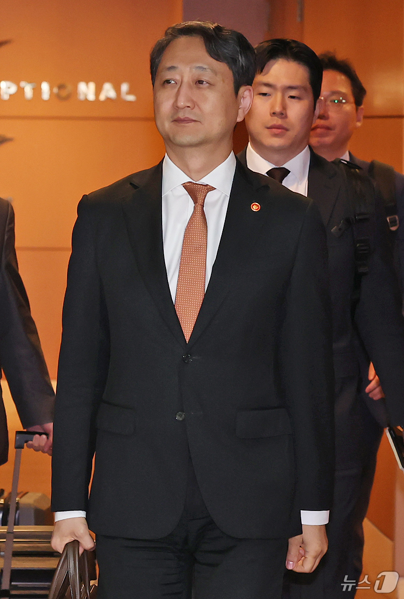 (인천공항=뉴스1) 장수영 기자 = 안덕근 산업통상자원부 장관이 6일 오전 인천국제공항 제1터미널에서 체코 두코바니 신규 원전 계약 체결을 위해 출국하고 있다.정부와 국회 등으로 …