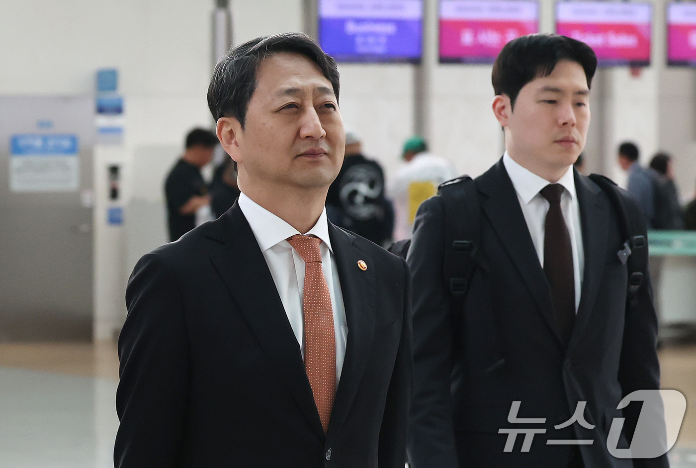 (인천공항=뉴스1) 장수영 기자 = 안덕근 산업통상자원부 장관이 6일 오전 인천국제공항 제1터미널에서 체코 두코바니 신규 원전 계약 체결을 위해 출국하고 있다.정부와 국회 등으로 …