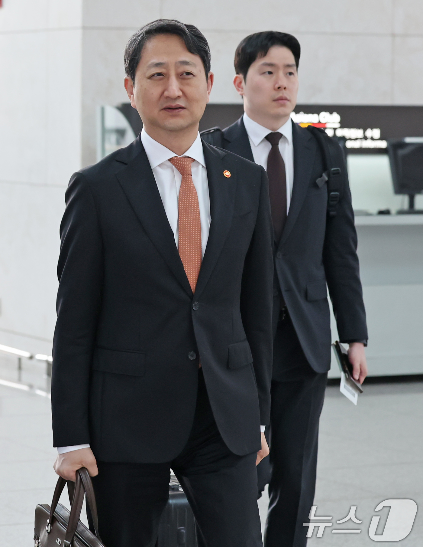 (인천공항=뉴스1) 장수영 기자 = 안덕근 산업통상자원부 장관이 6일 오전 인천국제공항 제1터미널에서 체코 두코바니 신규 원전 계약 체결을 위해 출국하고 있다.정부와 국회 등으로 …