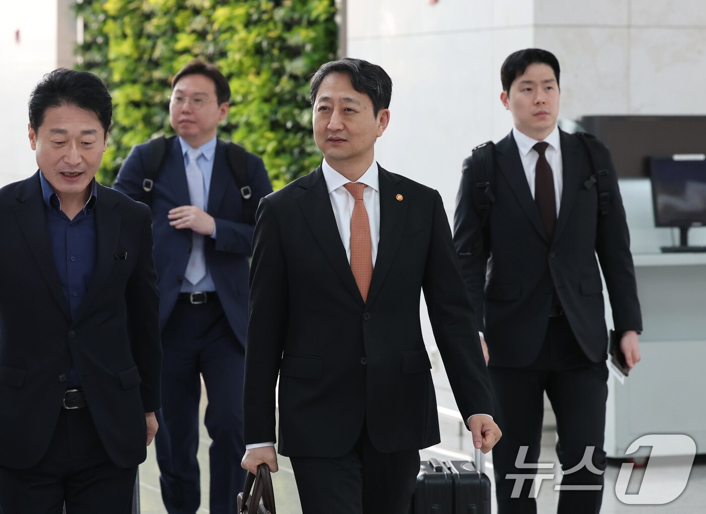 본문 이미지 - 안덕근 산업통상자원부 장관이 6일 오전 인천국제공항 제1터미널에서 체코 두코바니 신규 원전 계약 체결을 위해 출국하고 있다. 정부와 국회 등으로 구성된 합동대표단은 오는 6~7일(현지시간) 체코 프라하에서 체코 총리 및 상임의장 등을 만나 원전 포함한 산업, 에너지, 건설, 인프라 등 분야에 대한 경제 협력 방안을 논의한다. 2025.5.6/뉴스1 ⓒ News1 장수영 기자