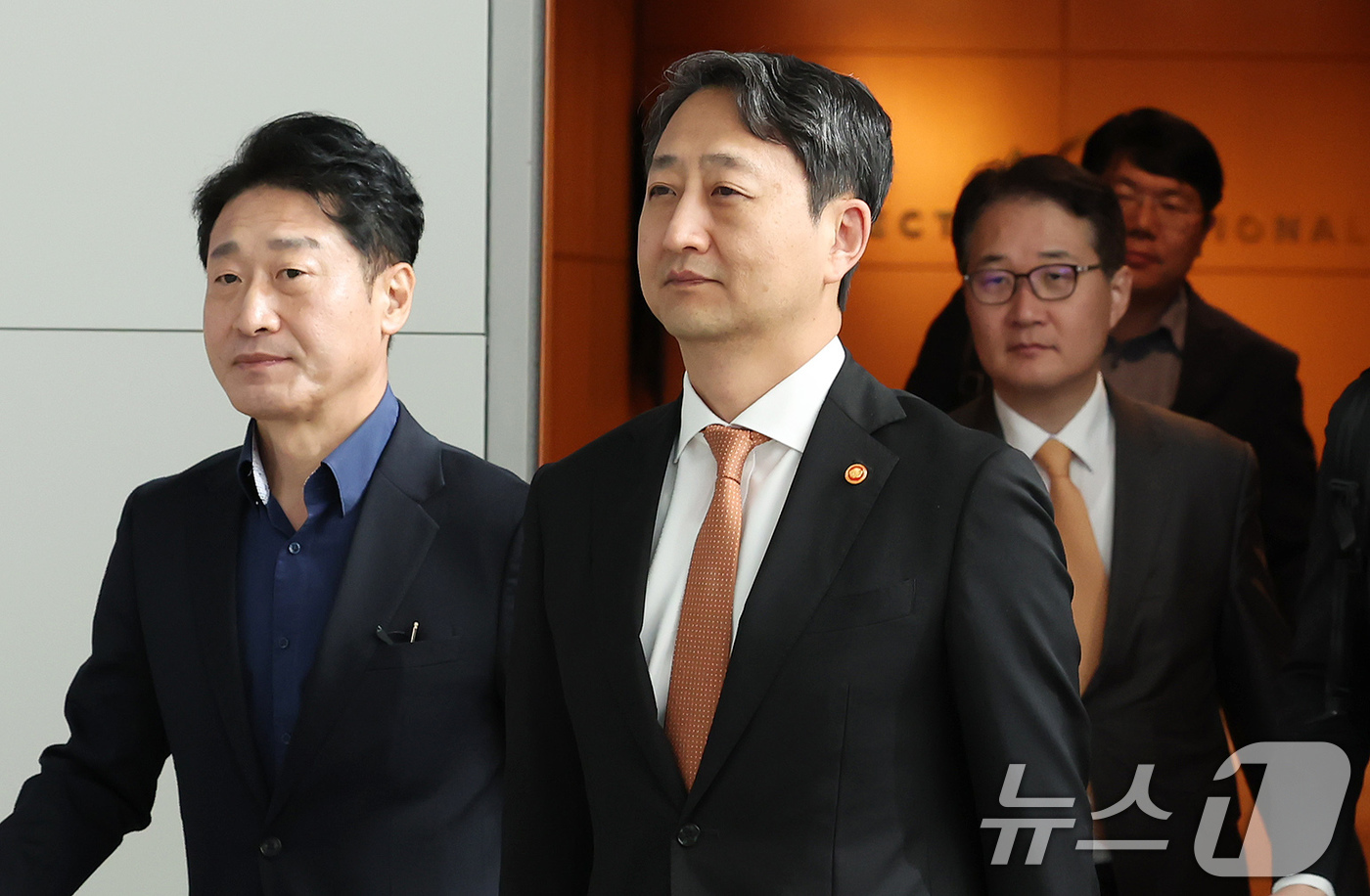 (인천공항=뉴스1) 장수영 기자 = 안덕근 산업통상자원부 장관이 6일 오전 인천국제공항 제1터미널에서 체코 두코바니 신규 원전 계약 체결을 위해 출국하고 있다.정부와 국회 등으로 …