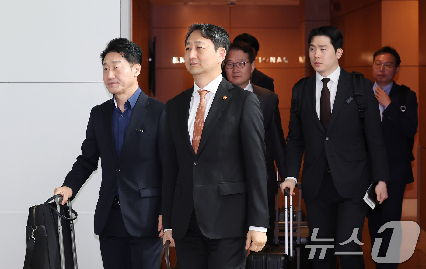 (인천공항=뉴스1) 장수영 기자 = 안덕근 산업통상자원부 장관이 6일 오전 인천국제공항 제1터미널에서 체코 두코바니 신규 원전 계약 체결을 위해 출국하고 있다.정부와 국회 등으로 …