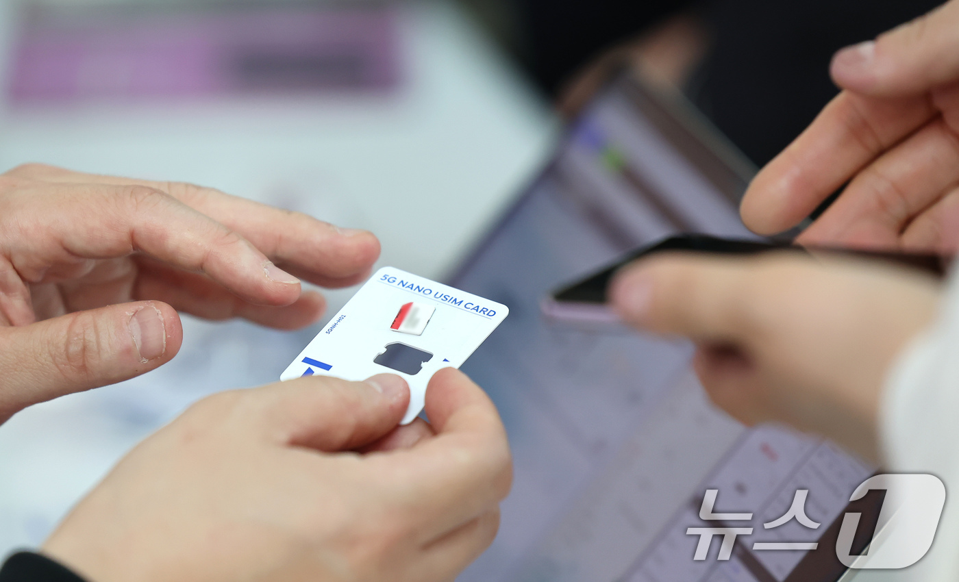 (인천공항=뉴스1) 장수영 기자 = 6일 오전 인천국제공항에 설치된 SKT 부스에서 직원이 유심을 교체하고 있다. 2025.5.6/뉴스1