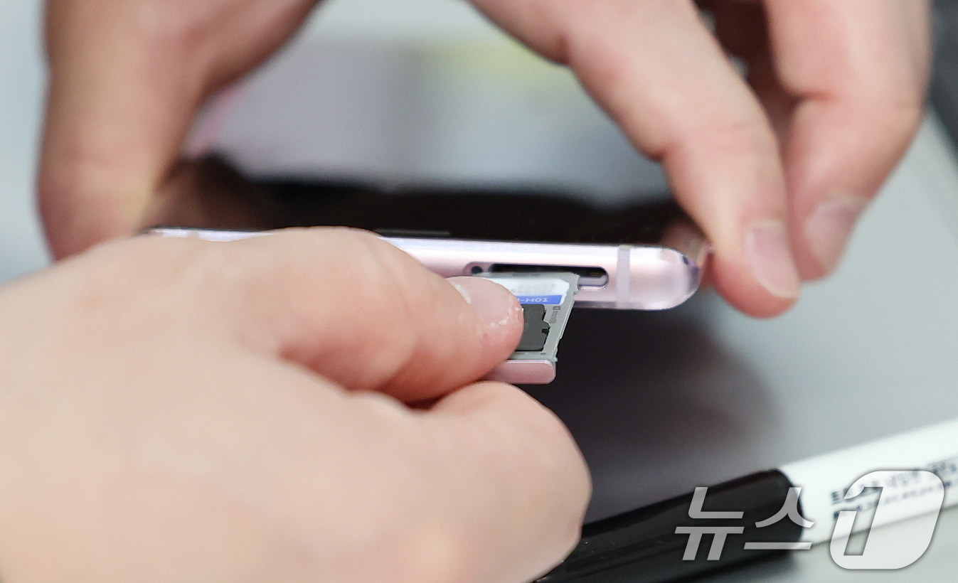 (인천공항=뉴스1) 장수영 기자 = 6일 오전 인천국제공항에 설치된 SKT 부스에서 직원이 유심을 교체하고 있다. 2025.5.6/뉴스1