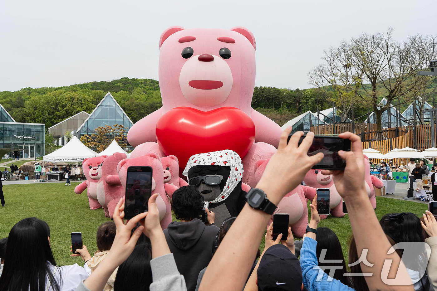 (서울=뉴스1) = 황금 연휴를 맞아 지난 1일부터 롯데프리미엄아울렛 의왕점에서 진행 중인 초대형 벨리곰 공공전시가 가족 단위 쇼핑객들로 북적이며 인기를 끌고 있다. 벨리곰 전시는 …