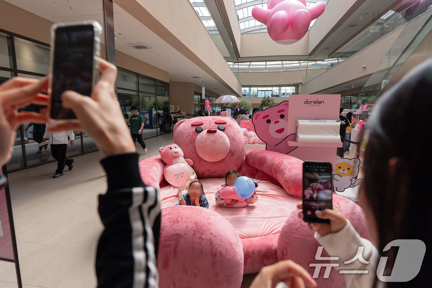 (서울=뉴스1) = 황금 연휴를 맞아 지난 1일부터 롯데프리미엄아울렛 의왕점에서 진행 중인 초대형 벨리곰 공공전시가 가족 단위 쇼핑객들로 북적이며 인기를 끌고 있다. 벨리곰 전시는 …