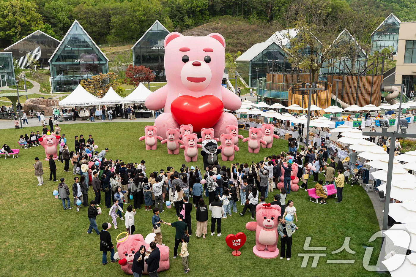 (서울=뉴스1) = 황금 연휴를 맞아 지난 1일부터 롯데프리미엄아울렛 의왕점에서 진행 중인 초대형 벨리곰 공공전시가 가족 단위 쇼핑객들로 북적이며 인기를 끌고 있다. 벨리곰 전시는 …