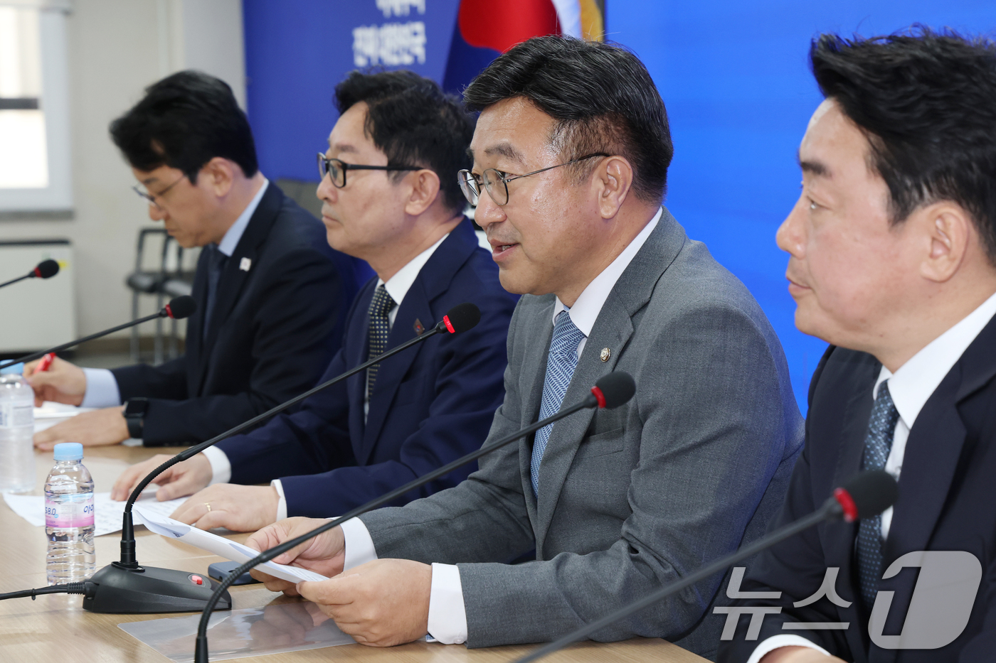 (서울=뉴스1) 이광호 기자 = 윤호중 더불어민주당 선대위 총괄본부장이 6일 오전 서울 여의도 당사에서 열린 진짜 대한민국 중앙선거대책위원회 총괄본부장단 회의에서 발언하고 있다. …