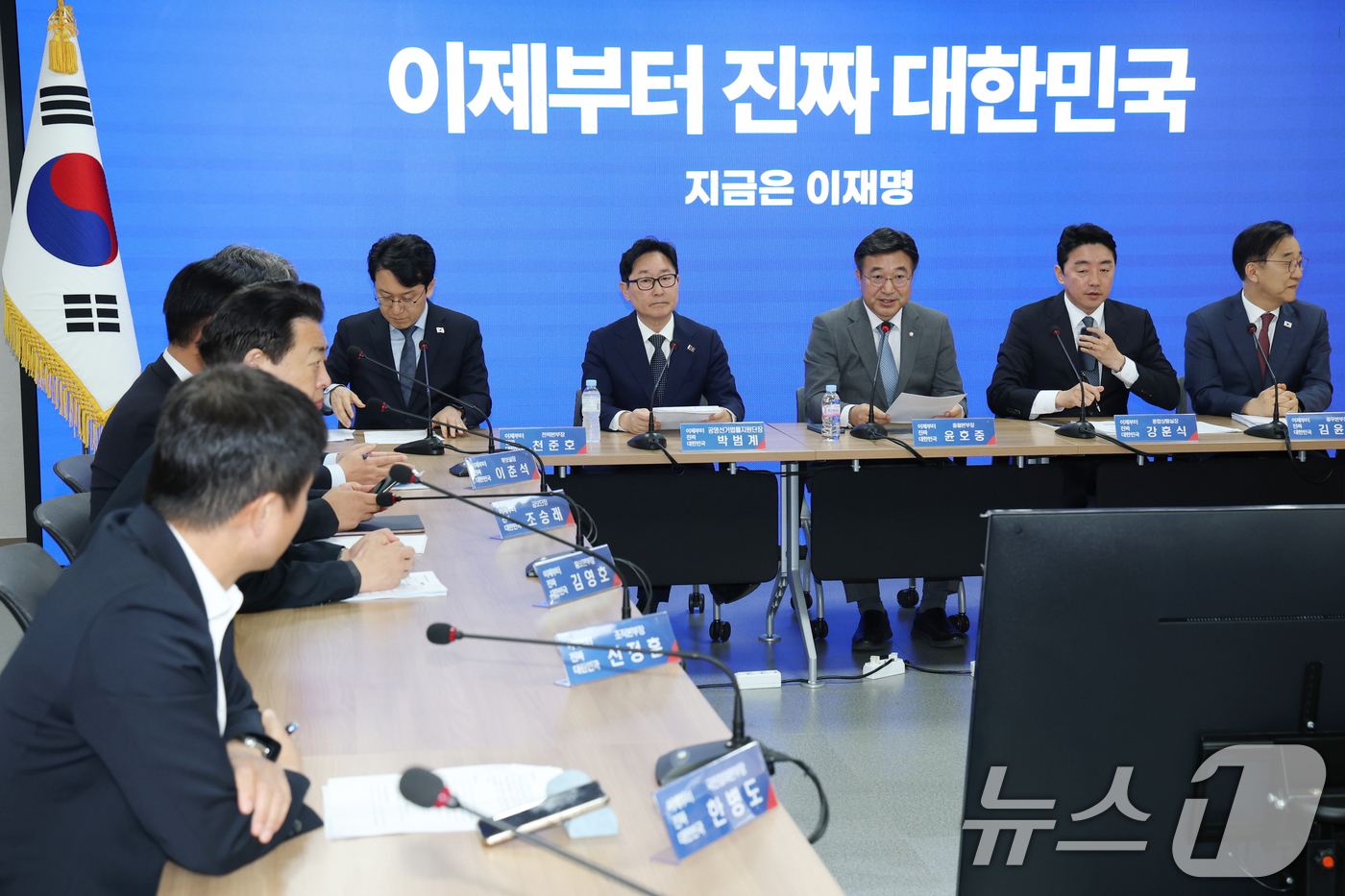 (서울=뉴스1) 이광호 기자 = 윤호중 더불어민주당 선대위 총괄본부장이 6일 오전 서울 여의도 당사에서 열린 진짜 대한민국 중앙선거대책위원회 총괄본부장단 회의에서 발언하고 있다. …