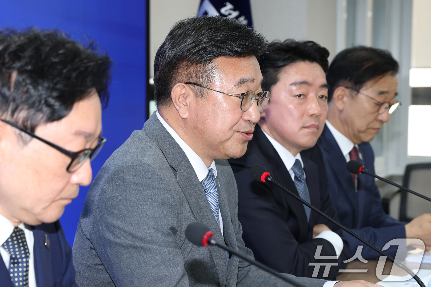 (서울=뉴스1) 이광호 기자 = 윤호중 더불어민주당 선대위 총괄본부장이 6일 오전 서울 여의도 당사에서 열린 진짜 대한민국 중앙선거대책위원회 총괄본부장단 회의에서 발언하고 있다. …