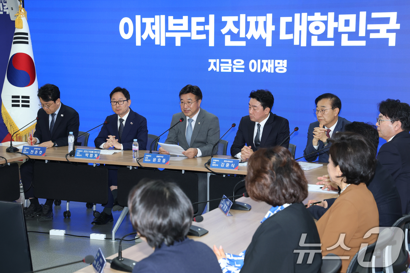 (서울=뉴스1) 이광호 기자 = 윤호중 더불어민주당 선대위 총괄본부장이 6일 오전 서울 여의도 당사에서 열린 진짜 대한민국 중앙선거대책위원회 총괄본부장단 회의에서 발언하고 있다. …