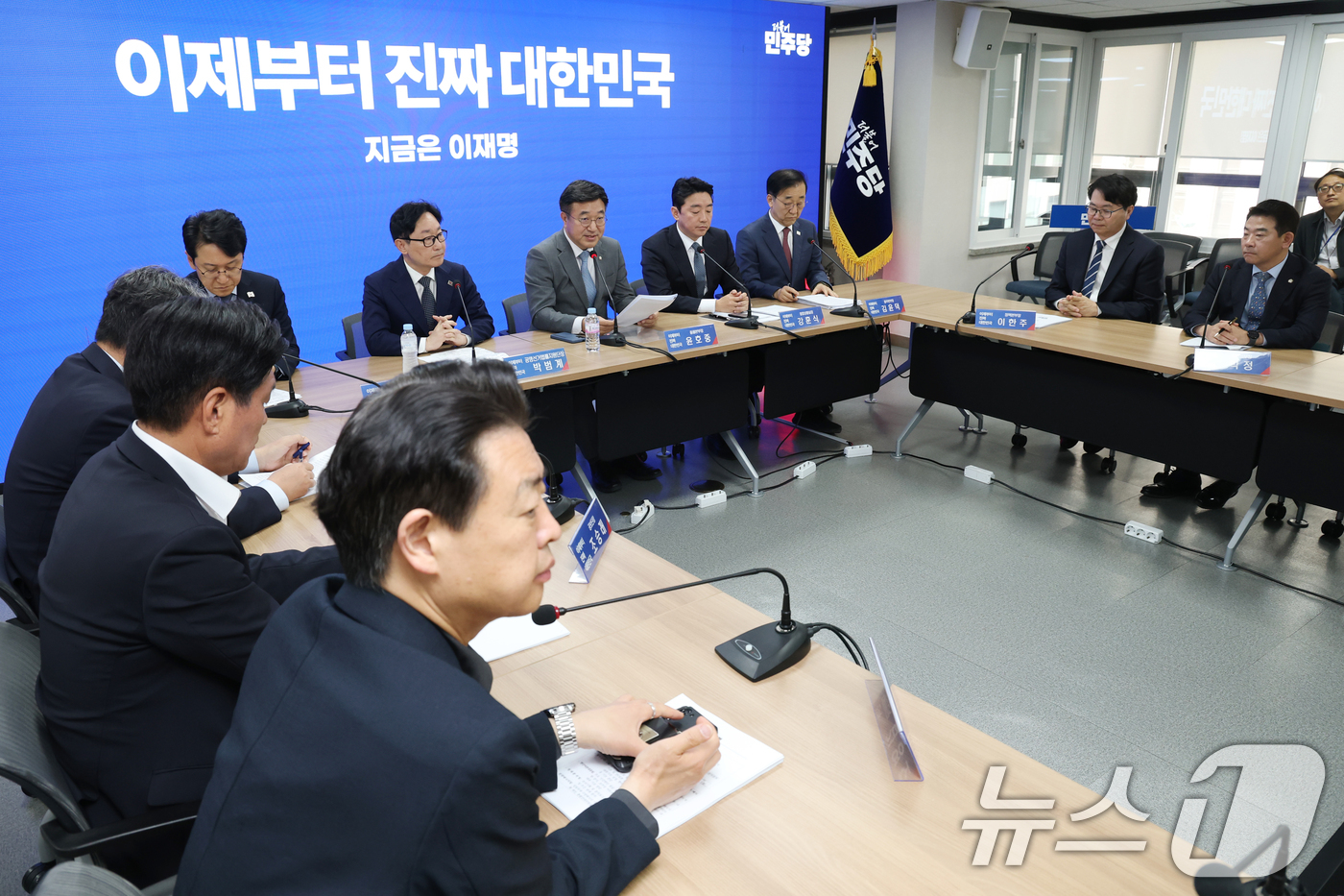 (서울=뉴스1) 이광호 기자 = 윤호중 더불어민주당 선대위 총괄본부장이 6일 오전 서울 여의도 당사에서 열린 진짜 대한민국 중앙선거대책위원회 총괄본부장단 회의에서 발언하고 있다. …