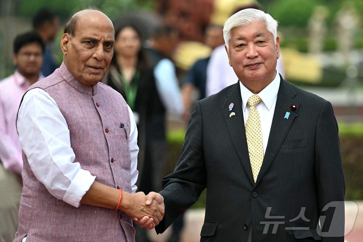 (뉴델리 AFP=뉴스1) 우동명 기자 = 나카타니 겐 일본 방위상이 5일(현지시간) 인도 뉴델리를 방문해 라즈나트 싱 인도 국방장관과 악수를 하고 있다. 2025.05.06ⓒ AF …