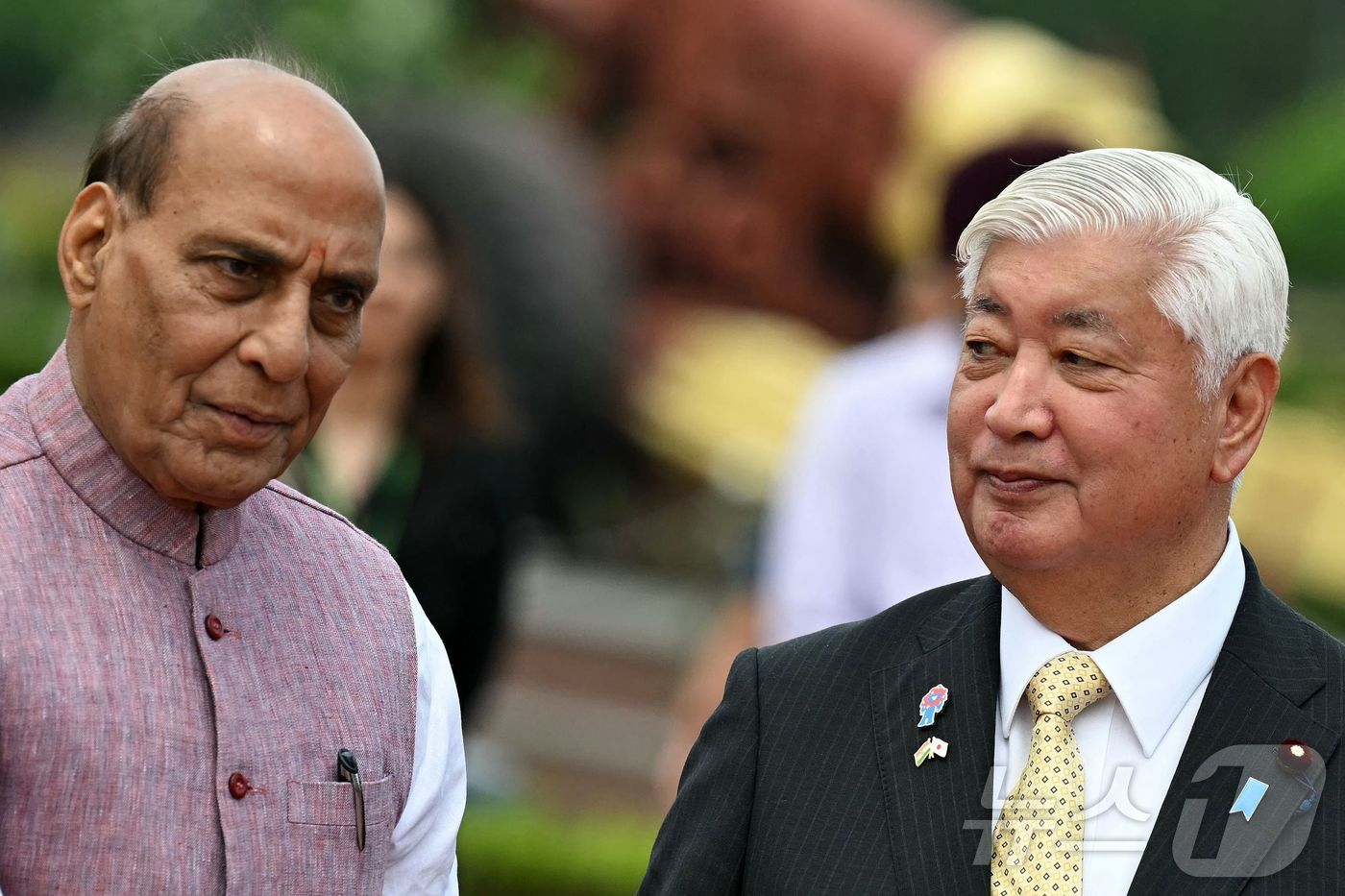 (뉴델리 AFP=뉴스1) 우동명 기자 = 나카타니 겐 일본 방위상이 5일(현지시간) 인도 뉴델리를 방문해 라즈나트 싱 인도 국방장관과 만나 대화를 하고 있다. 2025.05.06ⓒ …