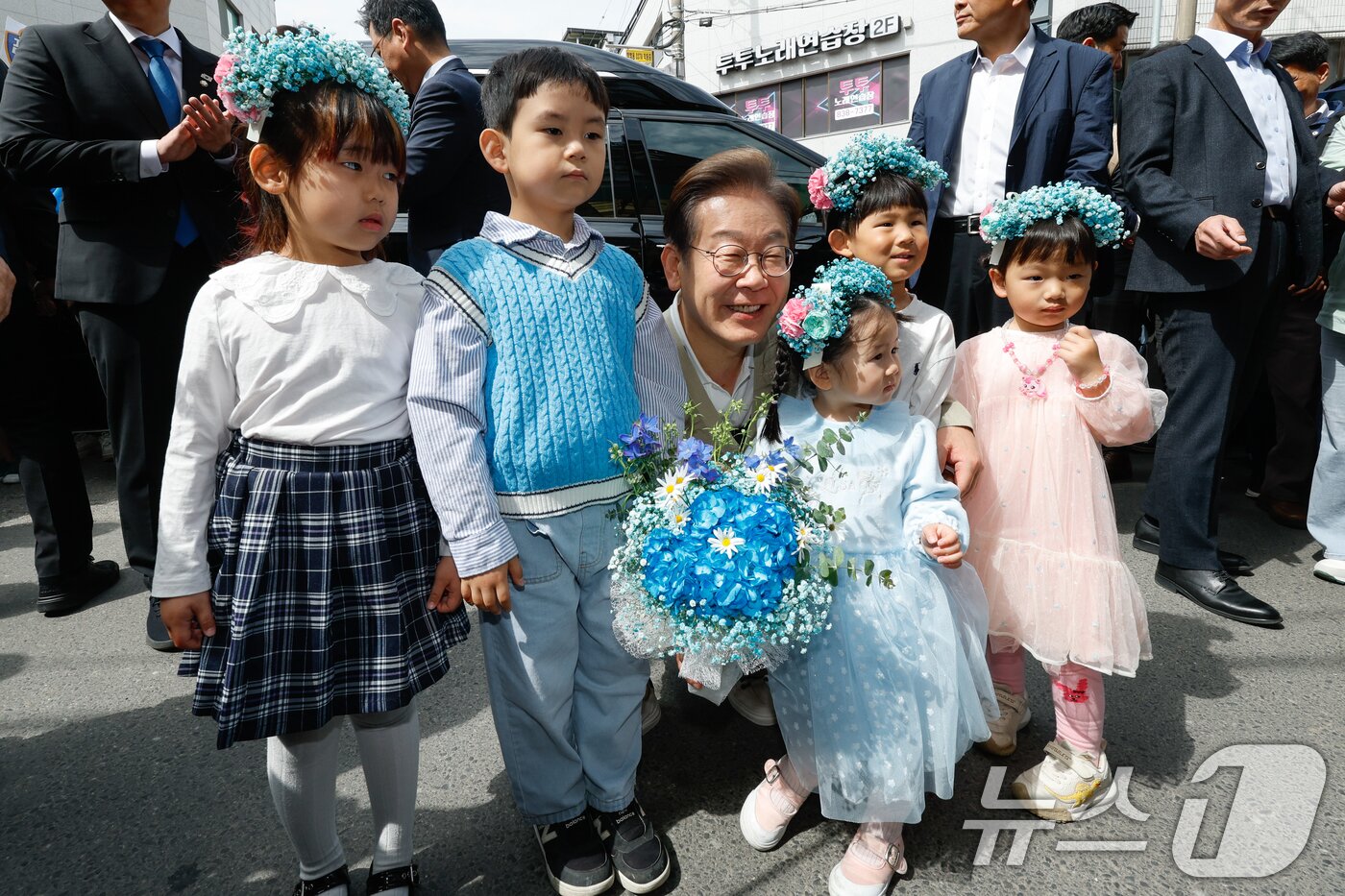 본문 이미지 - 이재명 더불어민주당 대통령 후보가 6일 오전 골목골목 경청투어를 위해 충북 증평군 장뜰시장에 도착, 어린이들과 기념 촬영하고 있다. 2025.5.6/뉴스1 ⓒ News1 안은나 기자
