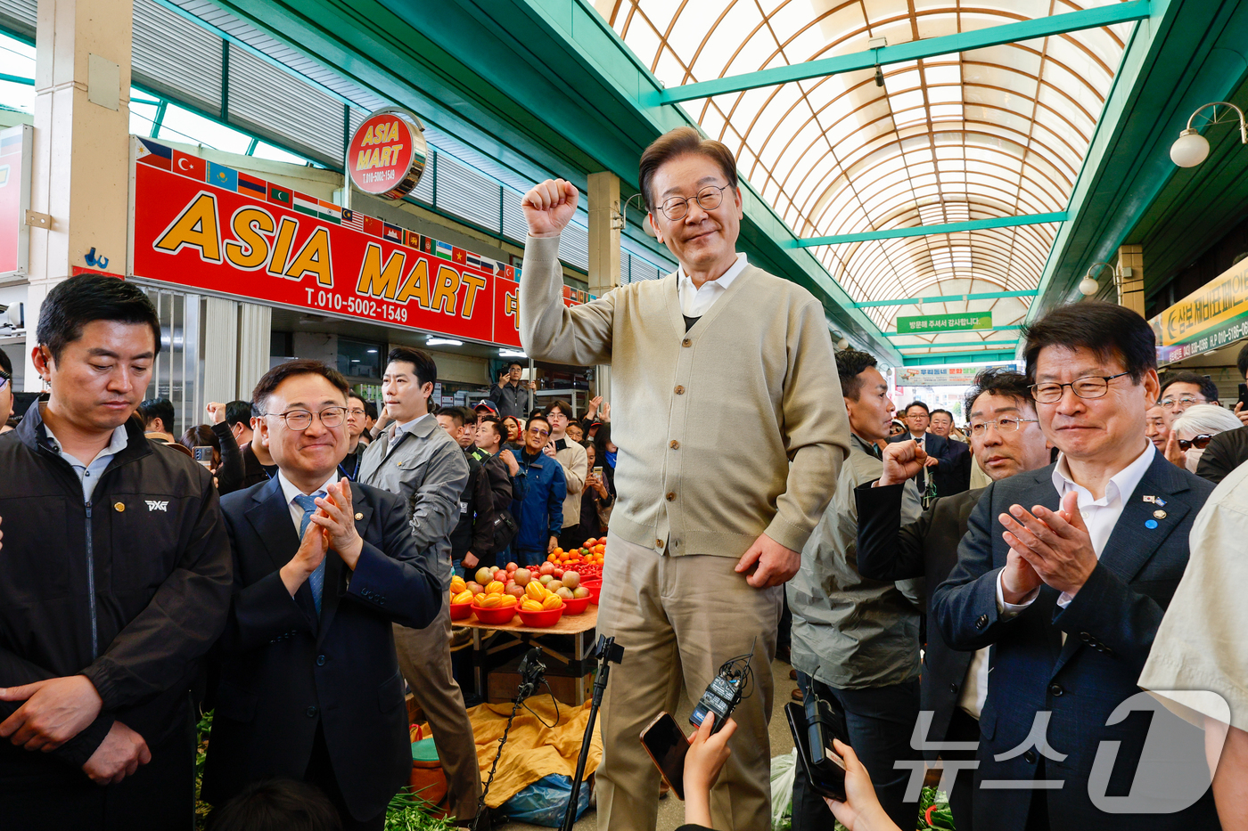 (증평=뉴스1) 안은나 기자 = 이재명 더불어민주당 대통령 후보가 골목골목 경청투어 이틀차를 맞은 6일 오전 충북 증평군 장뜰시장을 찾아 즉흥 연설을 하고 있다. 2025.5.6/ …