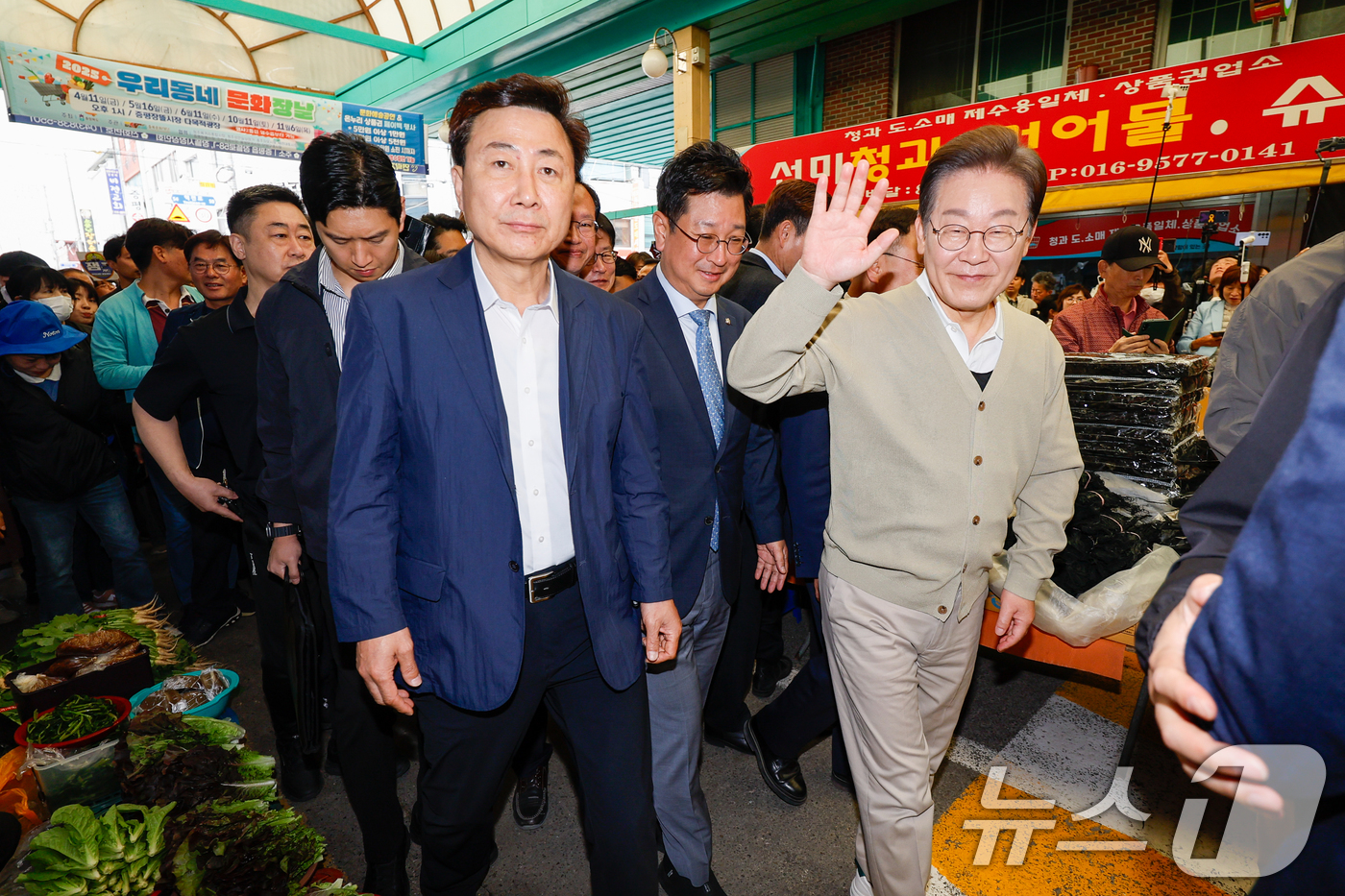 (증평=뉴스1) 안은나 기자 = 이재명 더불어민주당 대통령 후보가 골목골목 경청투어 이틀차를 맞은 6일 오전 충북 증평군 장뜰시장을 찾아 인사하고 있다. 2025.5.6/뉴스1