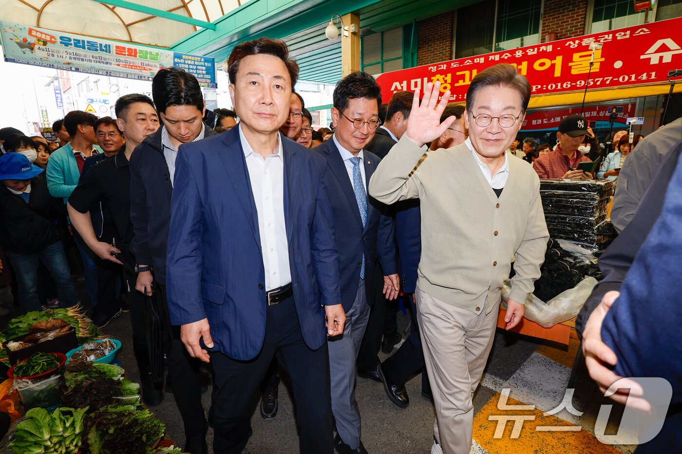 본문 이미지 - 이재명 더불어민주당 대통령 후보가 골목골목 경청투어 이틀차를 맞은 6일 오전 충북 증평군 장뜰시장을 찾아 인사하고 있다. 2025.5.6/뉴스1 ⓒ News1 안은나 기자