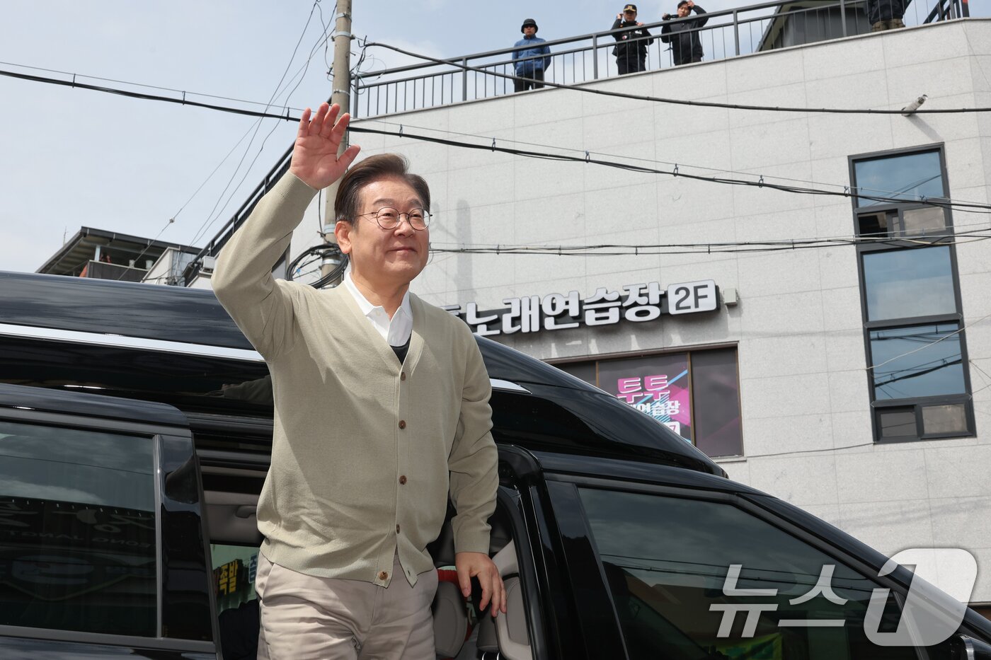 본문 이미지 - 이재명 더불어민주당 대통령 후보가 6일 오전 골목골목 경청투어를 위해 충북 증평군 장뜰시장을 찾아 인사하고 있다. 2025.5.6/뉴스1 ⓒ News1 안은나 기자