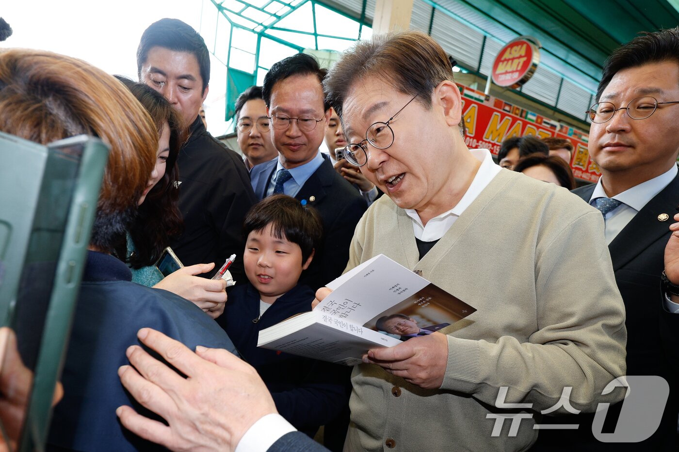 본문 이미지 - 이재명 더불어민주당 대통령 후보가 골목골목 경청투어 이틀차를 맞은 6일 오전 충북 증평군 장뜰시장을 찾아 지지자에게 사인해주고 있다. 2025.5.6/뉴스1 ⓒ News1 안은나 기자