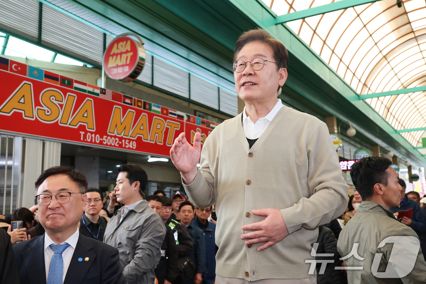 (증평=뉴스1) 안은나 기자 = 이재명 더불어민주당 대통령 후보가 골목골목 경청투어 이틀차를 맞은 6일 오전 충북 증평군 장뜰시장을 찾아 즉흥 연설을 하고 있다. 2025.5.6/ …