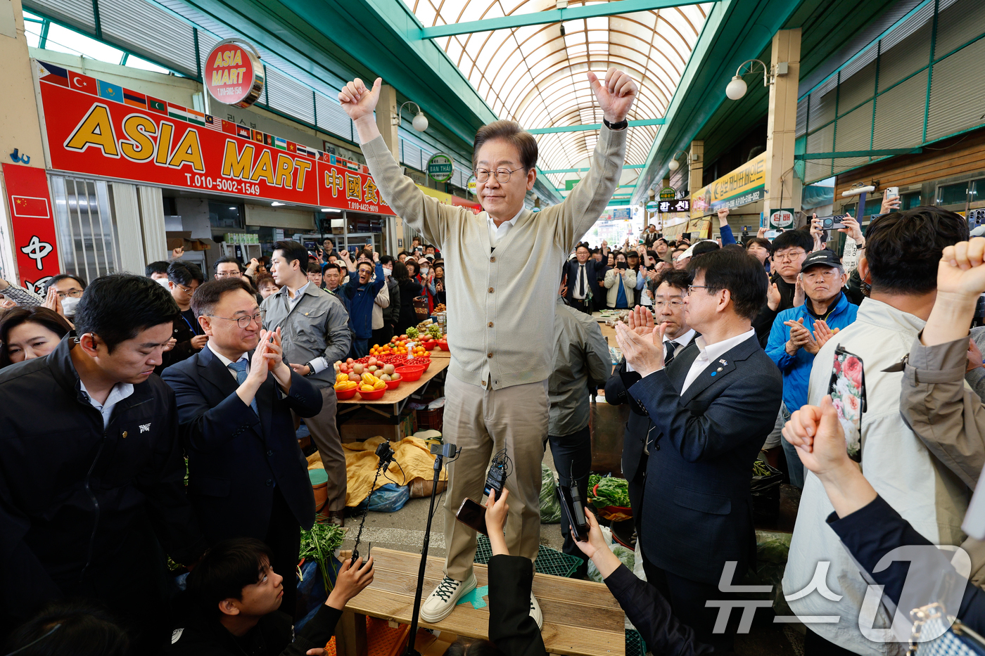 (증평=뉴스1) 안은나 기자 = 이재명 더불어민주당 대통령 후보가 골목골목 경청투어 이틀차를 맞은 6일 오전 충북 증평군 장뜰시장을 찾아 즉흥 연설을 한 뒤 인사하고 있다. 202 …