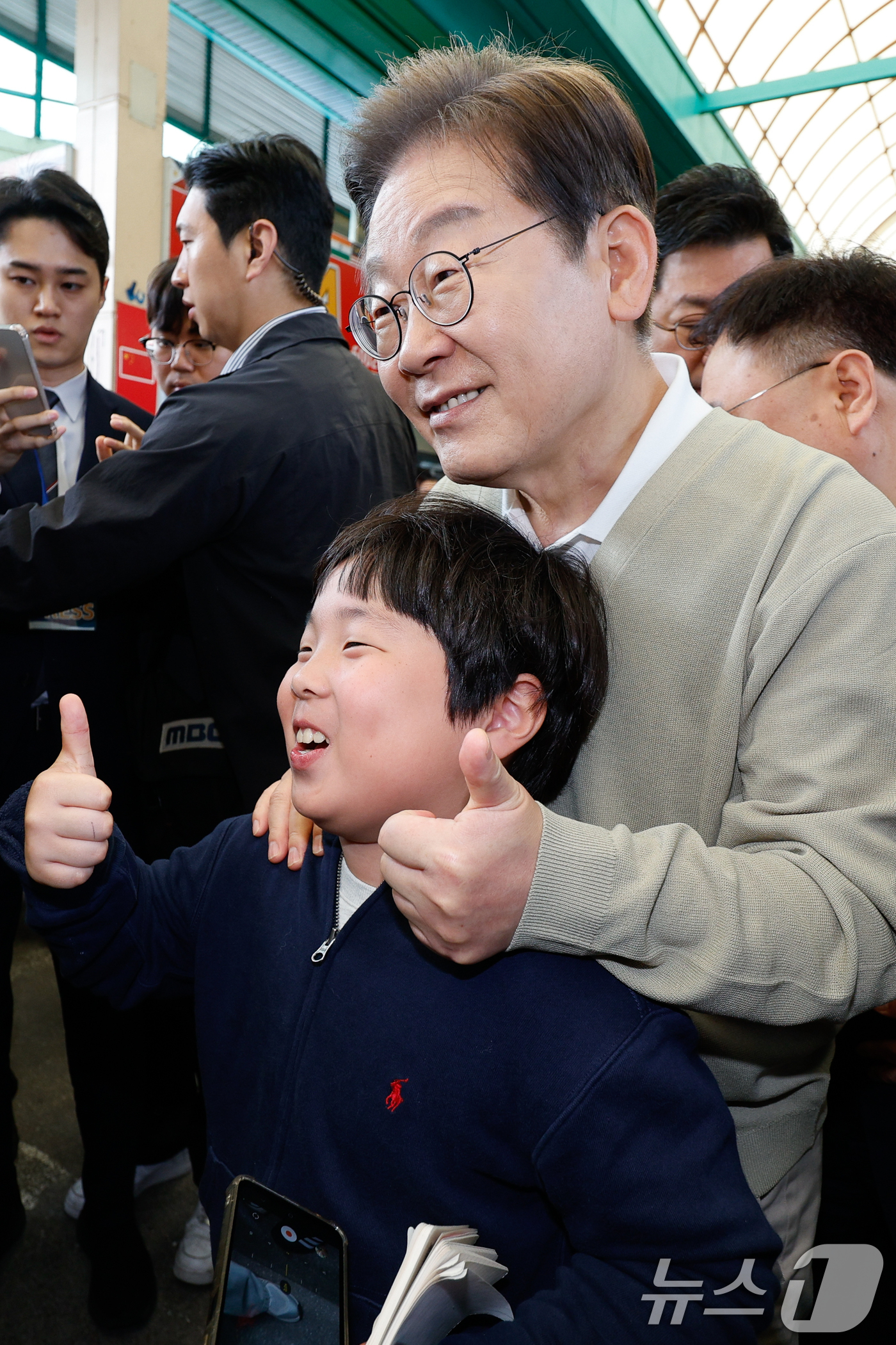 (증평=뉴스1) 안은나 기자 = 이재명 더불어민주당 대통령 후보가 골목골목 경청투어 이틀차를 맞은 6일 오전 충북 증평군 장뜰시장을 찾아 어린이와 기념 촬영하고 있다. 2025.5 …