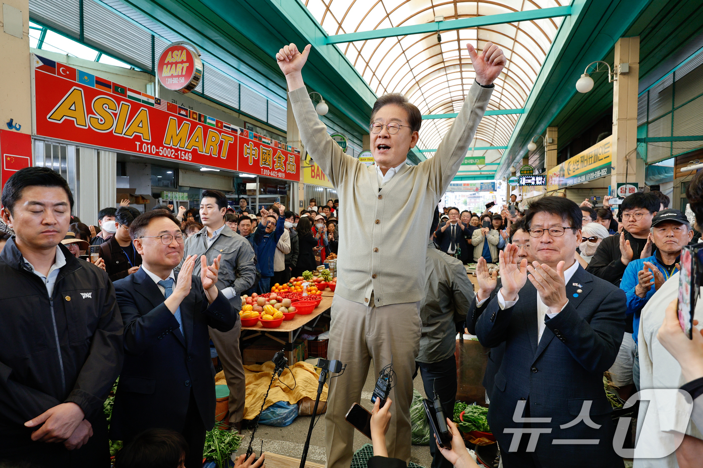 (증평=뉴스1) 안은나 기자 = 이재명 더불어민주당 대통령 후보가 골목골목 경청투어 이틀차를 맞은 6일 오전 충북 증평군 장뜰시장을 찾아 즉흥 연설을 하고 있다. 2025.5.6/ …