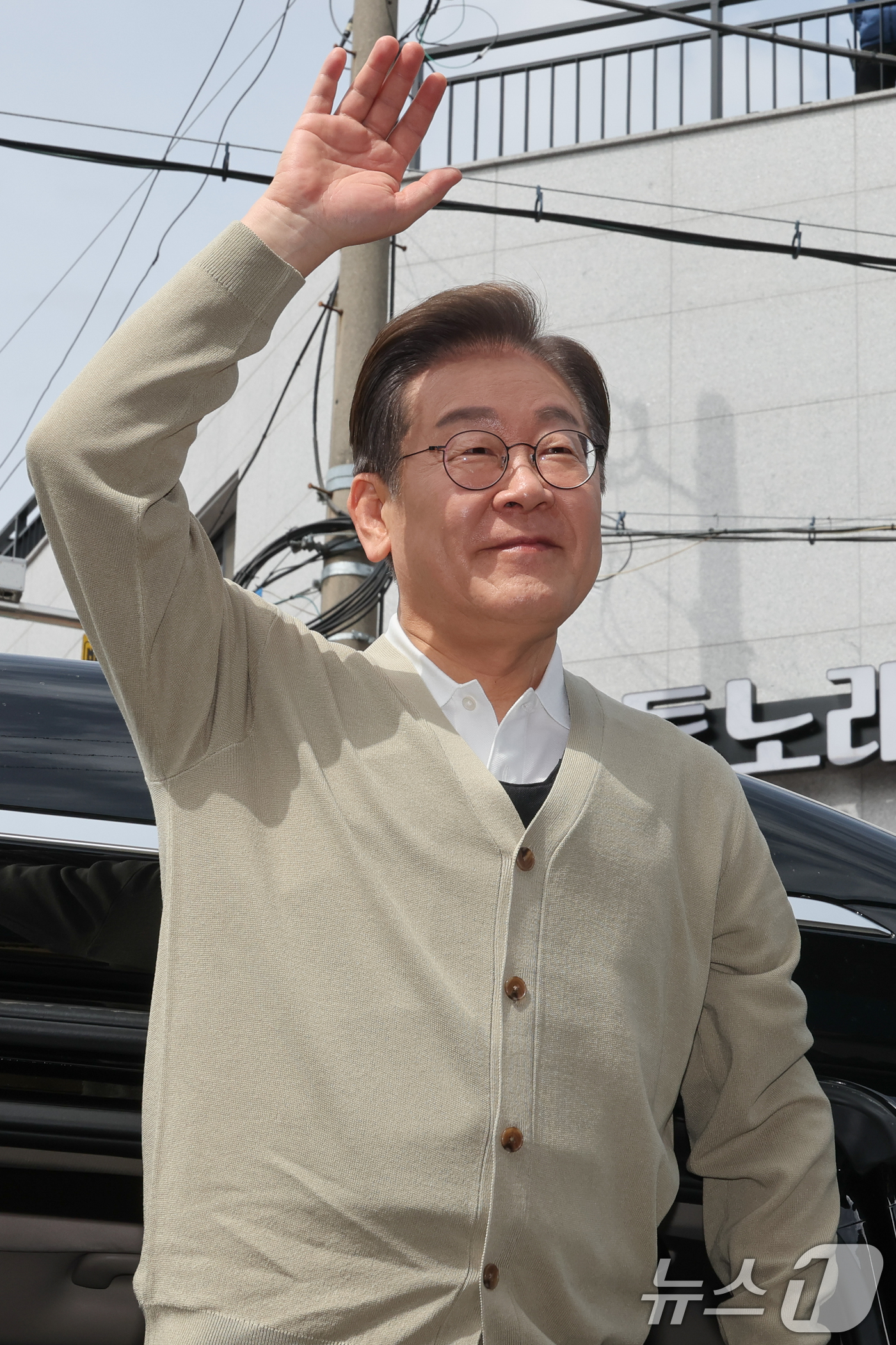 (증평=뉴스1) 안은나 기자 = 이재명 더불어민주당 대통령 후보가 6일 오전 골목골목 경청투어를 위해 충북 증평군 장뜰시장을 찾아 인사하고 있다. 2025.5.6/뉴스1