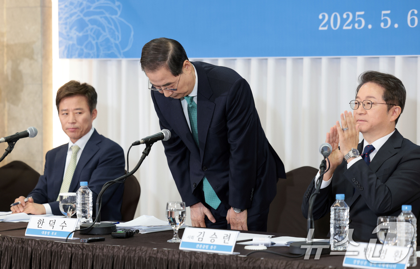 (서울=뉴스1) 국회사진취재단 = 한덕수 무소속 대통령선거 예비후보가 6일 서울 중구 코리아나호텔에서 열린 관훈토론회에서 기조연설에 앞서 인사하고 있다.  2025.5.6/뉴스1