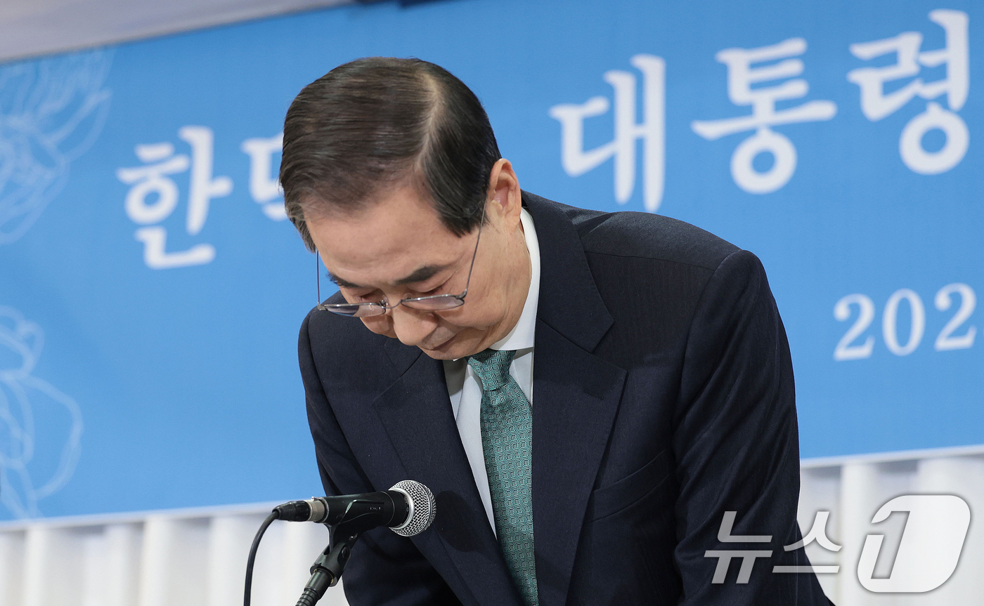 (서울=뉴스1) 국회사진취재단 = 한덕수 무소속 대통령선거 예비후보가 6일 서울 중구 코리아나호텔에서 열린 관훈토론회에서 기조연설을 마친뒤 인사하고 있다. 2025.5.6/뉴스1