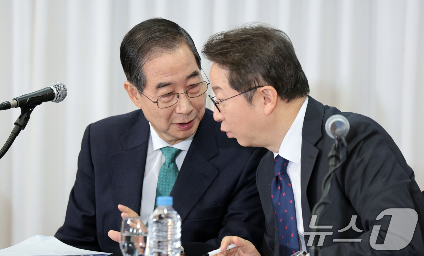 본문 이미지 - 한덕수 무소속 대통령선거 예비후보가 6일 서울 중구 코리아나호텔에서 열린 관훈토론회에서 김승련 관훈클럽 총무와 대화하고 있다. 2025.5.6/뉴스1 ⓒ News1 국회사진취재단