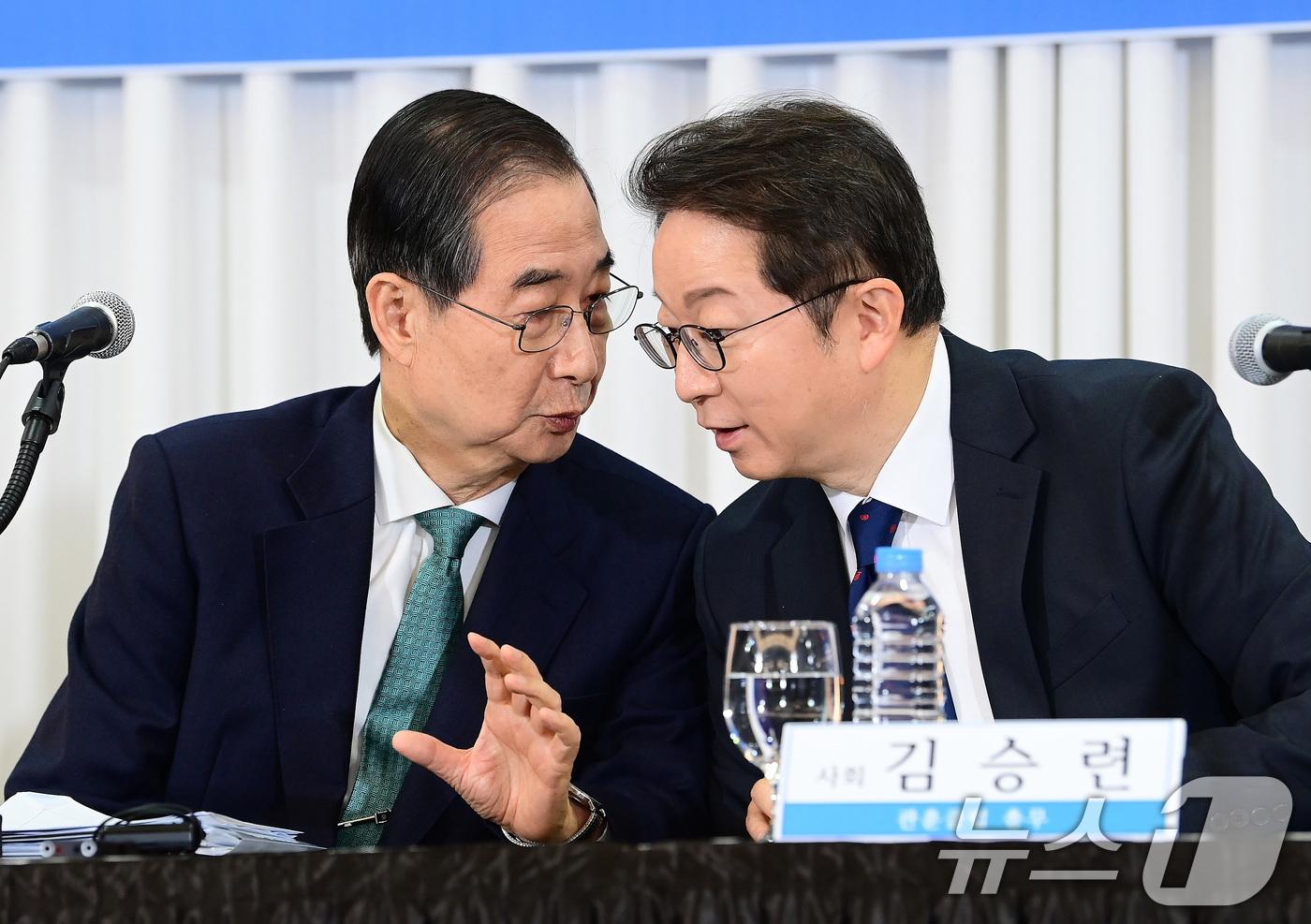 (서울=뉴스1) 국회사진취재단 = 한덕수 무소속 대통령 선거 예비 후보가 6일 오전 서울 중구 코리아나 호텔에서 열린 관훈토론회에 참석해 김승련 관훈클럽 총무와 이야기를 나누고 있 …