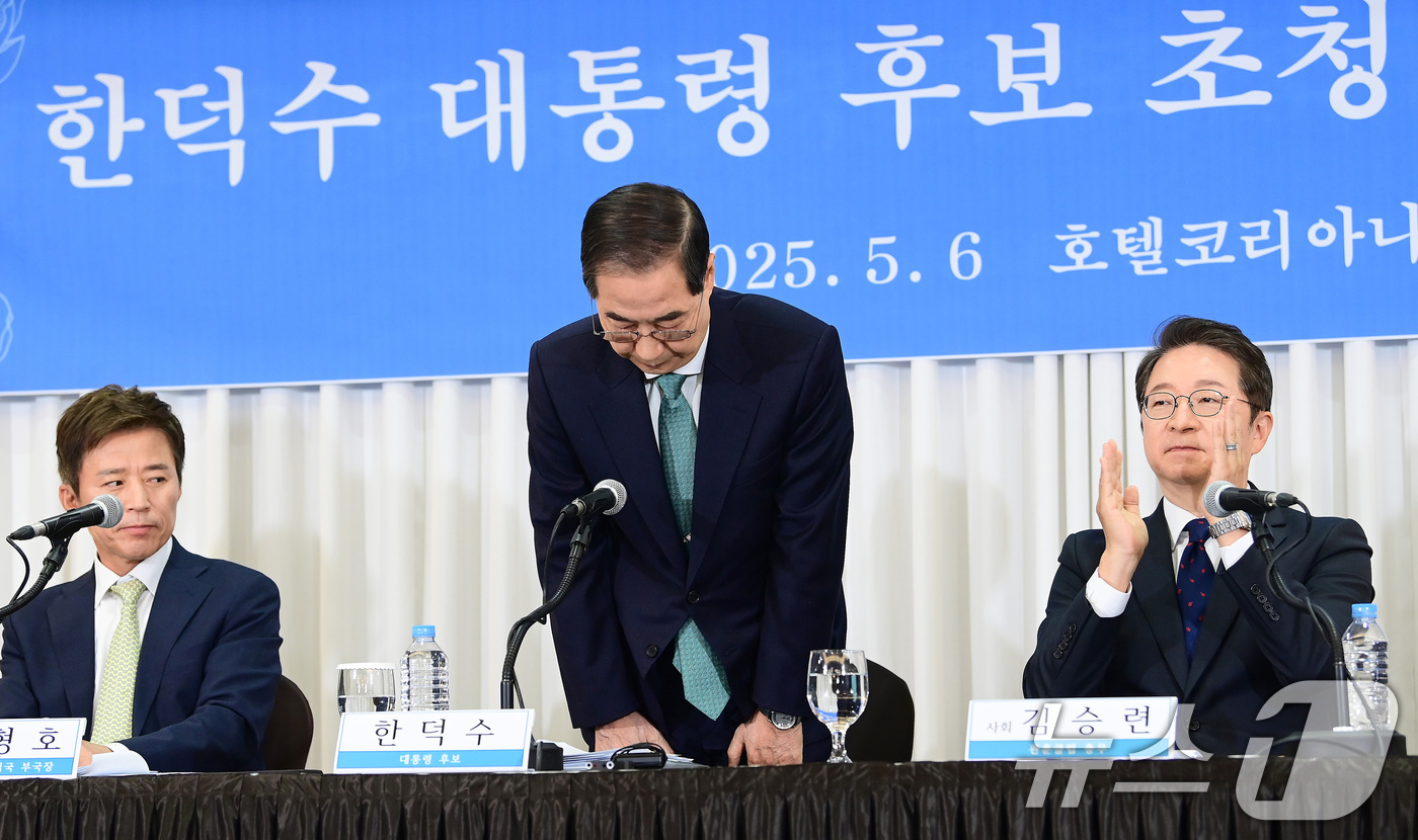 (서울=뉴스1) 국회사진취재단 = 한덕수 무소속 대통령 선거 예비 후보(왼쪽에서 세 번째)가 6일 오전 서울 중구 코리아나 호텔에서 열린 관훈토론회에 참석해 인사하고 있다. 202 …